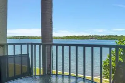 Photo 4 - The Bayview a Quaint 1 1 Balcony on the bay