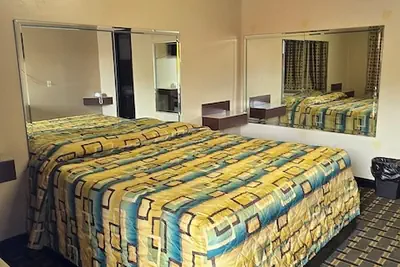 Photo 2 - Royal Budget Inn