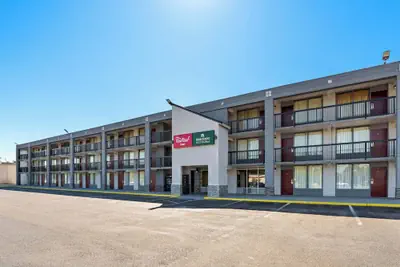 Photo 2 - HomeTowne Studios by Red Roof Richmond - Airport/Sandston