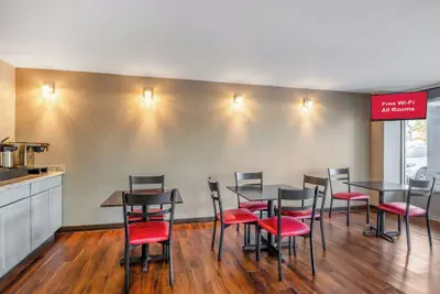 Photo 5 - HomeTowne Studios by Red Roof Richmond - Airport/Sandston