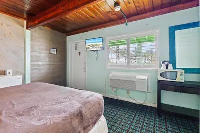 Photo 4 - Oceanfront Inn II