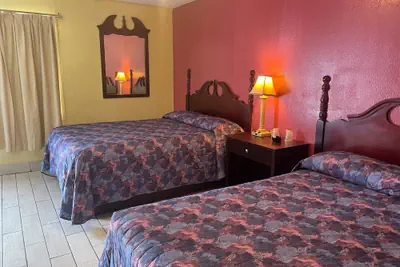 Photo 4 - Plaza Motel