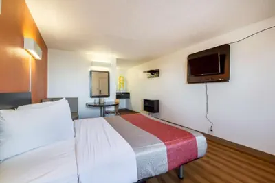 Photo 5 - Hotel 465 by Regency Inn & Suites