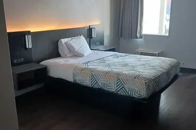 Photo 4 - Hotel 465 by Regency Inn & Suites