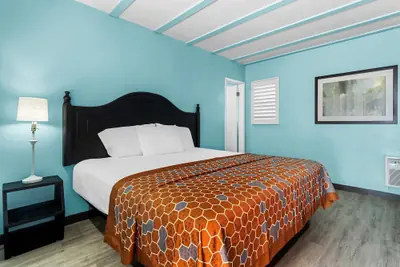 Photo 4 - Rodeway Inn & Suites North Hollywood Burbank Airport - Universal Area