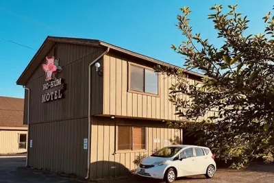 Photo 2 - Ho Hum Motel