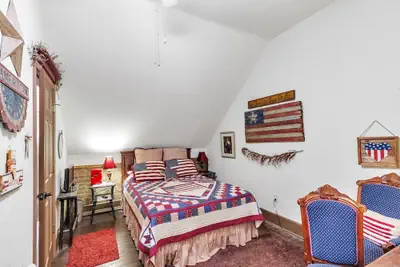 Photo 2 - America Room 1 Bedroom by Main Street Bed & Breakfast