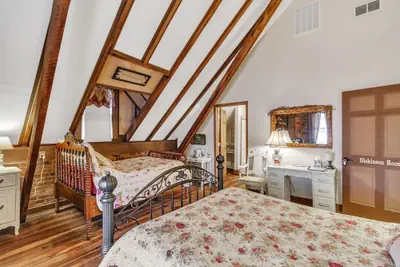 Photo 5 - Dickinson Room by Main Street Bed & Breakfast