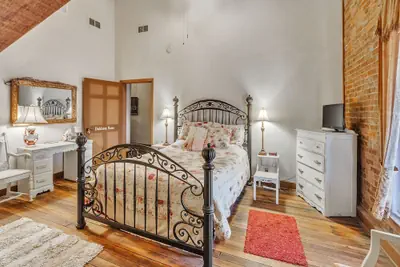 Photo 3 - Dickinson Room by Main Street Bed & Breakfast