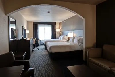Photo 3 - Holiday Inn Express & Suites Manhattan by IHG