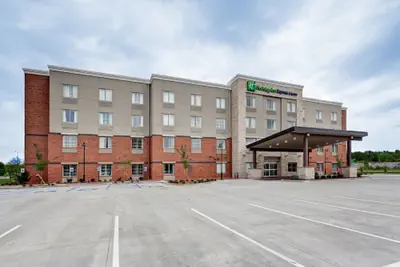 Photo 2 - Holiday Inn Express & Suites Manhattan by IHG