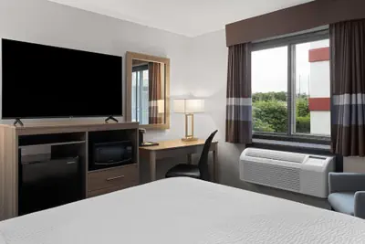 Photo 2 - Ramada by Wyndham Cedar Rapids South