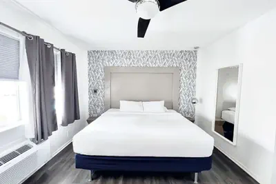 Photo 5 - North Beach Hotel