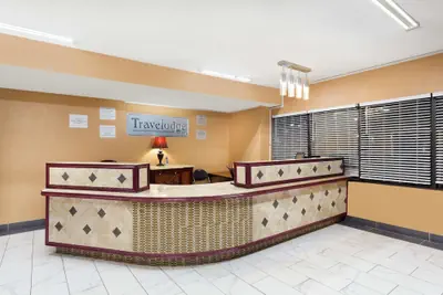 Photo 5 - Travelodge by Wyndham Reno Downtown
