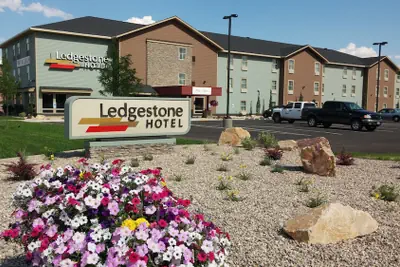 Photo 2 - Ledgestone Suites Hotel Vernal