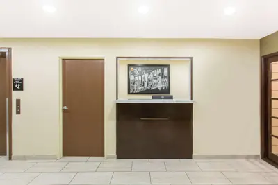 Photo 3 - Super 8 by Wyndham National City Chula Vista