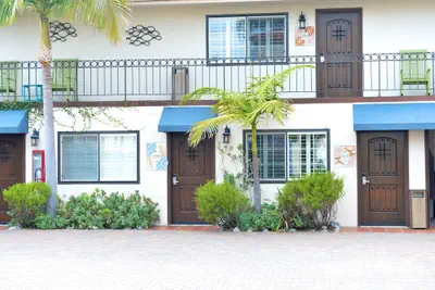 Photo 2 - Crown City Inn