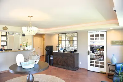 Photo 3 - Crown City Inn