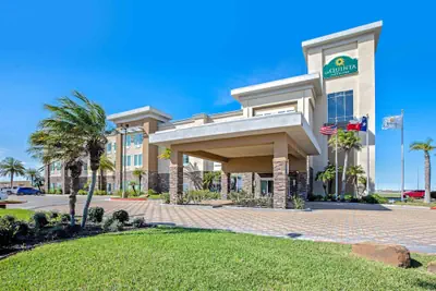 Photo 2 - La Quinta Inn & Suites by Wyndham Corpus Christi - Portland