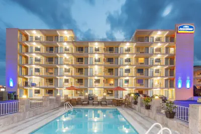 Photo 2 - Howard Johnson by Wyndham Virginia Beach At The Beach