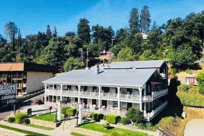 Photo 2 - Gunn House Hotel