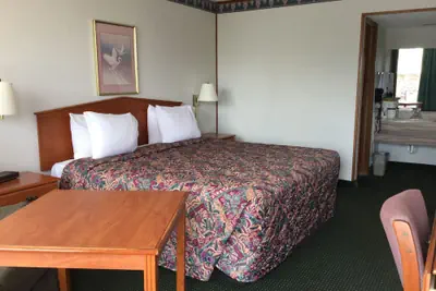 Photo 4 - Sunset Inn Clarksville