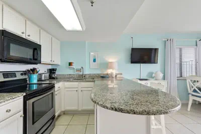 Photo 2 - Oceanfront Apt at Sunglow Resort Seaside Suite