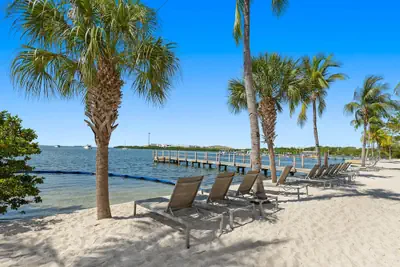 Photo 4 - Ocean Front 1BR Suite With Direct Beach Access