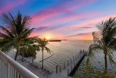 Photo 3 - Ocean Front 1BR Suite With Direct Beach Access