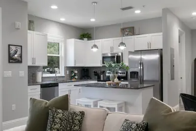 Photo 5 - Canopy Cove Stunning 2BR Apt Heart of Downtown