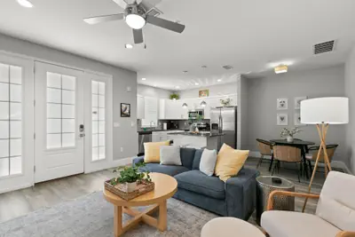 Photo 2 - NEW Canopy Cabana Luxury Downtown Apt