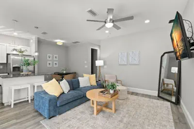 Photo 3 - NEW Canopy Cabana Luxury Downtown Apt