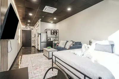 Photo 4 - Melwood Suites Unit 104 Studio