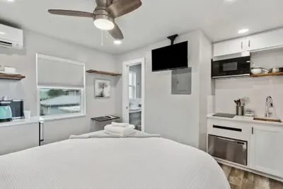 Photo 5 - Beach 5 Villas - Immaculate 300 steps from the Ocean