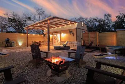 Photo 2 - Romantic Luxury Retreat-hot/cold pool & sauna