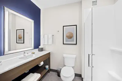 Photo 4 - Best Western Plus Marquette Hotel & Suites