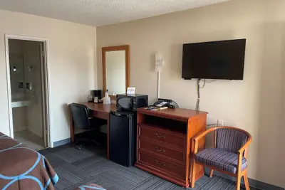 Photo 5 - American Inn Motel