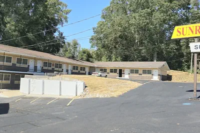 Photo 2 - Sunrise Inn