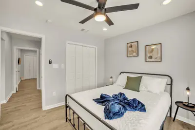 Photo 3 - Spacious & Homey 4br/3ba W/amenities Near Downtown