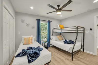 Photo 5 - Spacious & Homey 4br/3ba W/amenities Near Downtown
