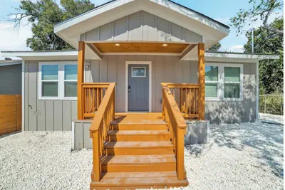 Photo 2 - Spacious & Homey 4br/3ba W/amenities Near Downtown