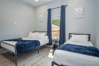 Photo 4 - Inviting 4br/2ba Near Downtown & Riverwalk