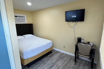 Photo 3 - Royal INN