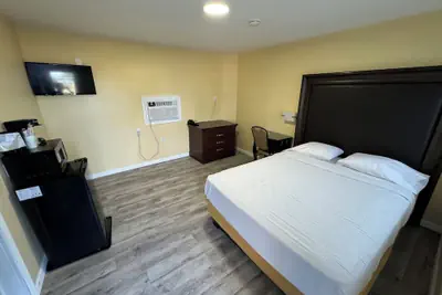 Photo 4 - Royal INN