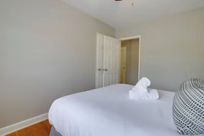 Photo 5 - Prime Alexandria Location Corporate Apt