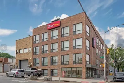 Photo 2 - Red Roof Inn PLUS+ Brooklyn - 3rd Ave