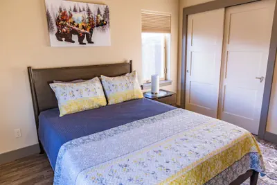 Photo 4 - Lakeshore Suites