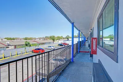 Photo 2 - Super 7 Inn By Oyo San Antonio N.W. Medical Center