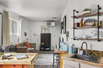 Photo 2 - Quaint Monument Retreat Studio