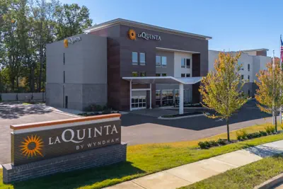 Photo 2 - La Quinta Inn & Suites by Wyndham Olive Branch